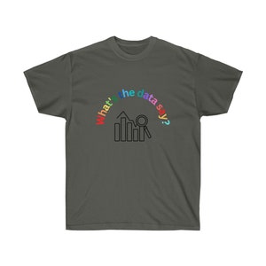 Könnte beinhalten: Ein dunkelgraues T-Shirt mit einem regenbogenfarbenen Bogen, auf dem "What's the data say?" steht, sowie einer schwarz-weißen Grafik eines Balkendiagramms und einer Lupe.