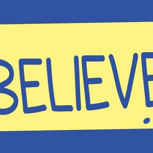 Puede incluir: Un cartel amarillo con chinchetas negras sobre un fondo azul. El cartel dice "BELIEVE" en escritura azul.