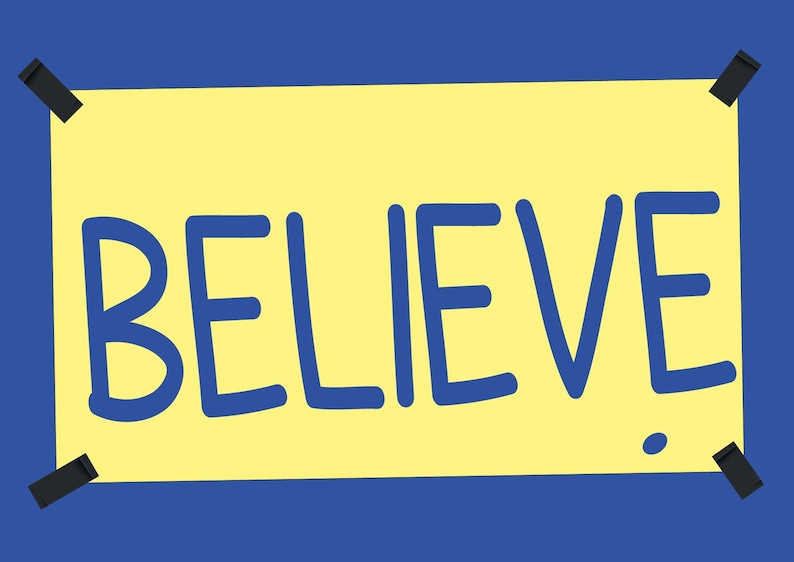 Puede incluir: Un cartel amarillo con chinchetas negras sobre un fondo azul. El cartel dice "BELIEVE" en escritura azul.