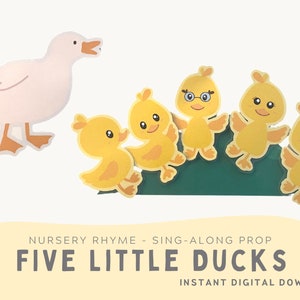 Puede incluir: Cinco Patitos, un accesorio para cantar la canción infantil, con una mamá pato y cinco patitos. Los patitos son amarillos y tienen diferentes expresiones. La mamá pato es blanca y tiene el pico abierto. El fondo es verde.