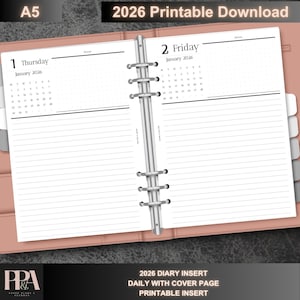 Puede incluir: Insert de planificador A5 abierto con un calendario de 2026. Las páginas blancas presentan texto negro, mostrando fechas y espacios con líneas para notas. El planificador está abierto para mostrar los días de la semana. El texto en la parte superior dice "2026 Printable Download".