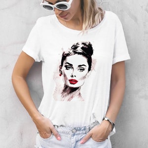 Entdecke den femininen Streetstyle mit unserem Damen Audrey Fashion Shirt! Slow Fashion, feministischer Aufdruck. Stilvoll und aussagekräftig. Größentabelle beachten.