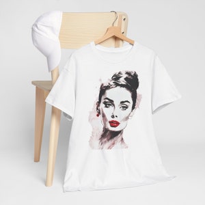 Entdecke den femininen Streetstyle mit unserem Damen Audrey Fashion Shirt! Slow Fashion, feministischer Aufdruck. Stilvoll und aussagekräftig. Größentabelle beachten.