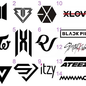 Könnte beinhalten: Eine Sammlung von vierzehn schwarz-weißen grafischen Logos verschiedener Musikgruppen, darunter Symbole für BTS, EXO, Twice, Blackpink, Stray Kids, Itzy, Ateez und Mamamoo, angeordnet in einem Raster mit dazugehörigen violetten Zahlen.