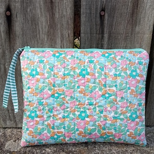 Neceser tela Liberty London. Ideal para llevar en el bolso, como cartera de mano o en la maleta cuando salgas de viaje.