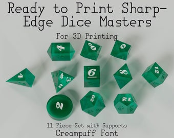 Può includere: Set di undici dadi verdi con numeri bianchi. I dadi sono pronti per la stampa con supporti e utilizzano il font Creampuff.