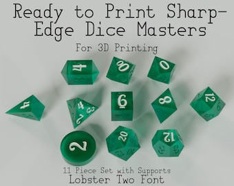 Può includere: Set di undici dadi verdi con numeri bianchi. I dadi sono per la stampa 3D e presentano un font "Lobster Two". Il testo "Ready to Print Sharp-Edge Dice Masters" e "For 3D Printing" è anche visibile nell'immagine.
