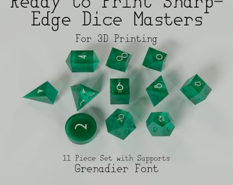 Può includere: Set di undici dadi verdi con numeri bianchi, pronto per la stampa 3D. I dadi sono progettati con uno stile a bordi affilati e il font è Grenadier.