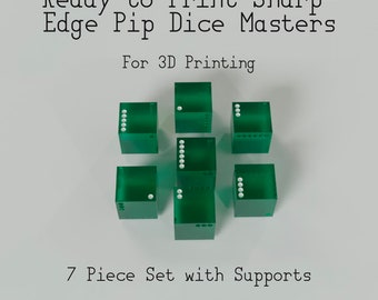 Può includere: Un set di sette dadi verdi con punti bianchi, progettati per la stampa 3D. I dadi sono disposti in una griglia su una superficie bianca. Il testo "Ready to Print Sharp-Edge Pip Dice Masters" e "For 3D Printing" è visualizzato sopra i dadi. Il testo "7 Piece Set with Supports" è visualizzato sotto i dadi.