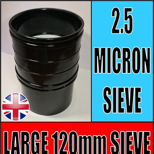 Może przedstawiać: Czarne sito o średnicy 12 cm, z siatką 2,5 mikrona. Produkt ma cylindryczny kształt z wieloma warstwami. Obraz zawiera tekst "2.5 MICRON SIEVE" i "LARGE 120mm SIEVE".