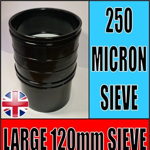 Może przedstawiać: Czarne plastikowe sito o średnicy 120 mm z siatką o rozmiarze 250 mikronów. Sito jest przeznaczone do filtrowania cieczy i zostało wyprodukowane w Wielkiej Brytanii.