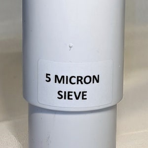 Może przedstawiać: Białe plastikowe sito o rozmiarze 5 mikronów.