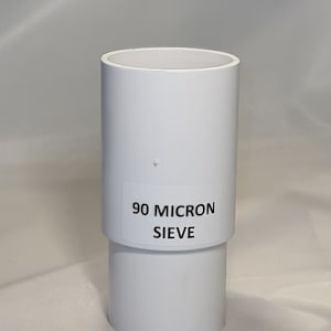Może przedstawiać: Białe plastikowe sito z etykietą z napisem "90 Micron Sieve".