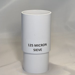 Może przedstawiać: Białe plastikowe sito z etykietą z napisem "125 MICRON SIEVE".