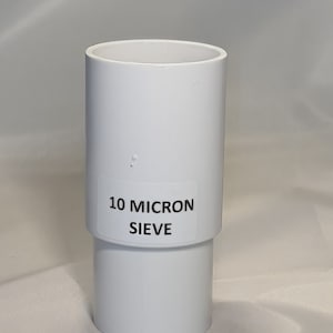 Może przedstawiać: Białe plastikowe sito o rozmiarze 10 mikronów.