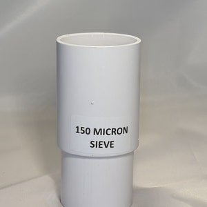 Może przedstawiać: Białe plastikowe sito o rozmiarze 150 mikronów.