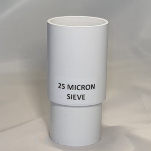 Może przedstawiać: Białe, cylindryczne sito z etykietą z napisem "25 MICRON SIEVE". Sito jest przeznaczone do filtrowania i wykonane z trwałego materiału. Składa się z dwóch połączonych cylindrów.