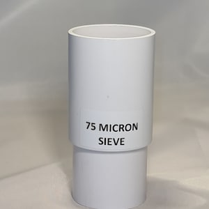 Może przedstawiać: Białe plastikowe sito z nadrukiem "75 MICRON SIEVE" na boku.