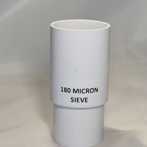 Może przedstawiać: Białe plastikowe sito o rozmiarze 180 mikronów.