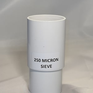 Może przedstawiać: Białe plastikowe sito z etykietą z napisem "250 Micron Sieve".