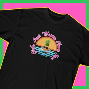 Puede incluir: Camiseta negra con un gráfico rosa y amarillo de una piña con gafas de sol y un salvavidas. El gráfico está rodeado del texto "Girls Just Wanna Have Sun".
