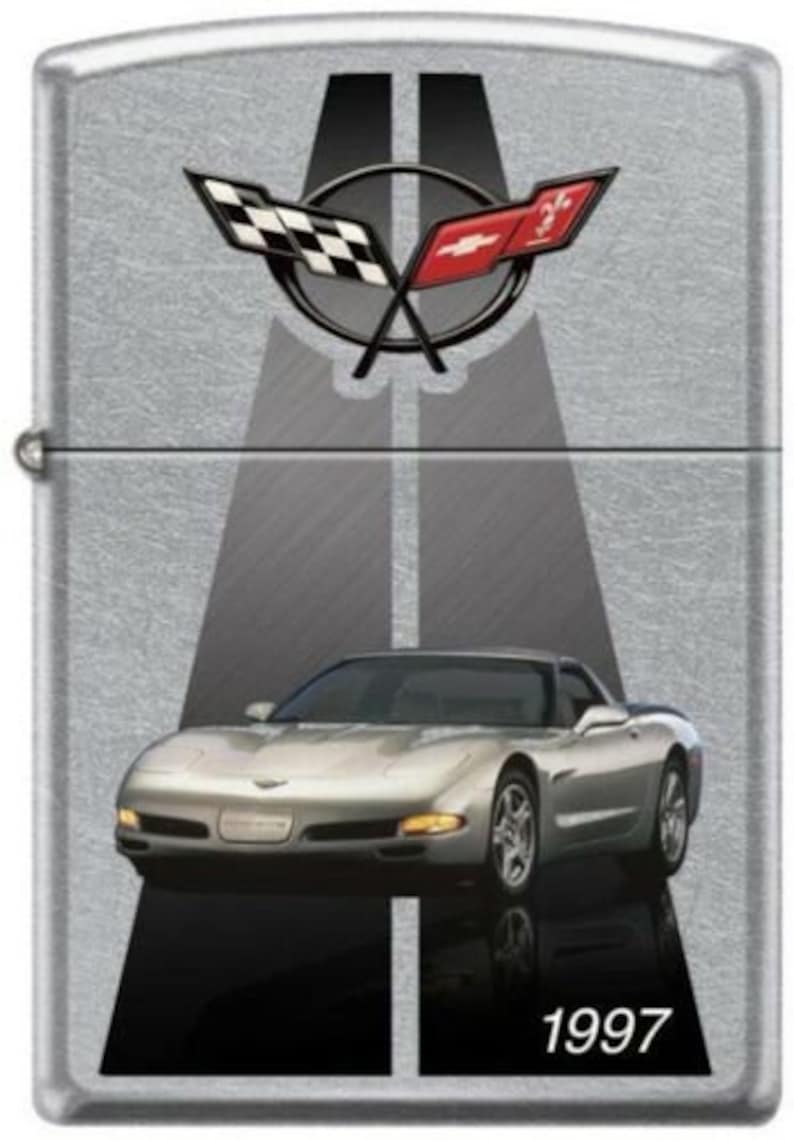 Peut inclure: Un briquet argent&eacute; avec une image en noir et blanc d'une Corvette argent&eacute;e 1997 sur une piste de course. La Corvette arbore un logo Chevrolet rouge et noir et un drapeau &agrave; damier sur le capot. Le briquet porte l'ann&eacute;e 1997 imprim&eacute;e en bas.