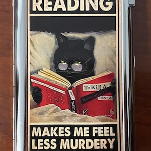 Premium Doppelseitige Katze Lesen Macht mich weniger Murdery Zigarettenetui mit eingebautem Butanfeuerzeug