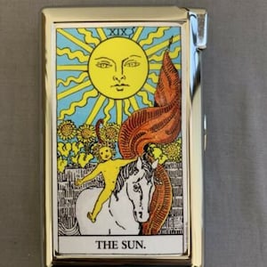 Zigarettenetui mit eingebauter Butanfeuerzeug-Sun-Tarot-Karte