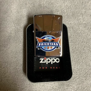 Aposentado 2005 Brickyard 400 Cromo Polido ZIPPO LIGHTER