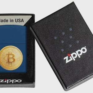 Encendedor Zippo con estampado texturizado de Bitcoin en azul brillante