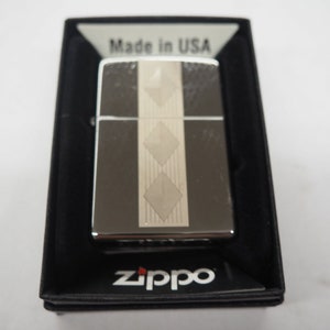 Isqueiro Zippo Cromado Polido Gravado com Triângulos Elegantes