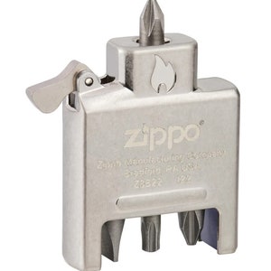 Puede incluir: Una multiherramienta plateada con un logotipo de llama y la marca Zippo. La herramienta tiene una palanca, m&uacute;ltiples puntas de destornillador y el texto "Zippo Manufacturing Company, Bradford, PA USA".