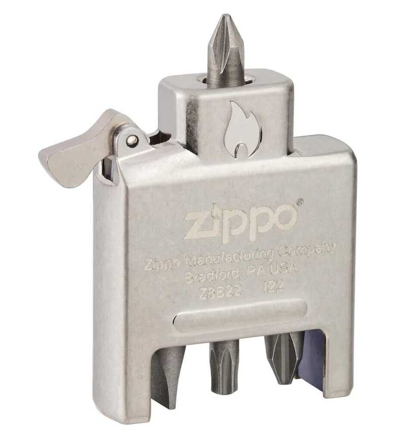 Puede incluir: Una multiherramienta plateada con un logotipo de llama y la marca Zippo. La herramienta tiene una palanca, m&uacute;ltiples puntas de destornillador y el texto "Zippo Manufacturing Company, Bradford, PA USA".