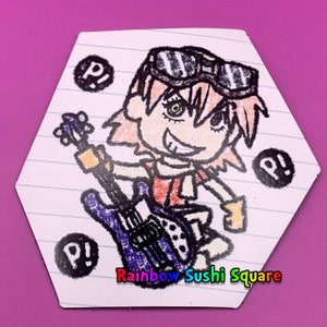Puede incluir: Una ilustración dibujada a mano de un personaje de dibujos animados con cabello rosado, que lleva gafas protectoras y una chaqueta roja y blanca, tocando una guitarra eléctrica azul. El personaje está sobre un fondo blanco con líneas negras y el texto "P!" y "Rainbow Sushi Square".