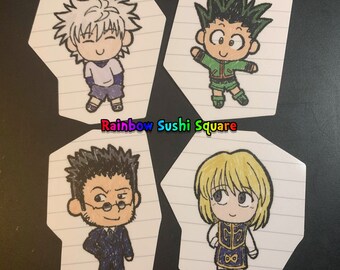Puede incluir: Cuatro pegatinas ilustradas con personajes del anime Hunter x Hunter. Las pegatinas están sobre un fondo blanco con líneas de cuadrícula negras. Los personajes son Gon, Killua, Kurapika y Leorio. Las pegatinas están todas en estilo chibi.