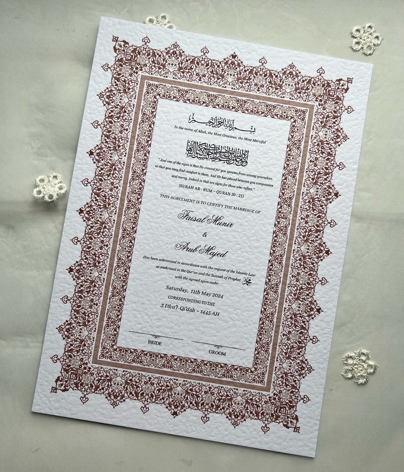 Op de afbeelding: Een wit huwelijkscertificaat met sierlijke bordeauxrode randen en tekst. Het document bevat Arabisch schrift en Engelse tekst, met de namen Faisal Munir en Arub Majed. De datum is zaterdag 11 mei 2024.