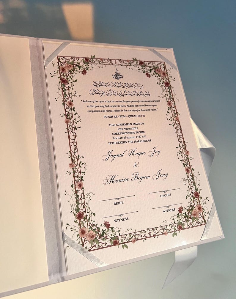 K&ouml;nnte beinhalten: Eine wei&szlig;e Keramik-Tasse mit schwarzem Henkel und dem Text "But First, Coffee" in schwarzer, handschriftlicher Schrift. Die Tasse steht auf einer wei&szlig;en Oberfl&auml;che.