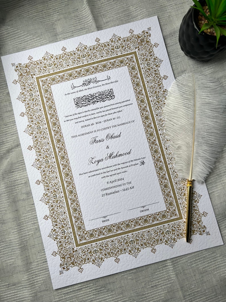 Op de afbeelding: Een formeel huwelijkscertificaat met sierlijke gouden filigraanranden en tekst in het Arabisch en Engels. Het document certificeert het huwelijk van Faris Obaid en Loya Mahmood, gedateerd 6 april 2024. Een witte veer ligt ernaast.