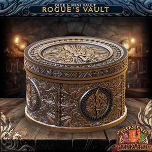 Pu&ograve; includere: Un forziere per dadi e mini Rogue's Vault color bronzo. Il contenitore rotondo presenta intricati disegni in rilievo, tra cui un'emblema di spada e scudo sul coperchio. Il testo "ROGUE'S VAULT" &egrave; visualizzato sopra il forziere. Il forziere &egrave; su una superficie di legno.
