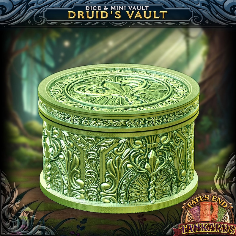 Pu&ograve; includere: Un forziere verde, rotondo, per dadi e mini oggetti, con intricati motivi floreali e geometrici in rilievo. Il coperchio e i lati sono adornati da disegni dettagliati. Il testo "DRUID'S VAULT" &egrave; in alto. Il forziere &egrave; un contenitore.