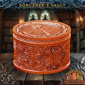 Pu&ograve; includere: Un forziere per dadi e mini Sorcerer's Vault di colore arancione. Il contenitore rotondo presenta intricati disegni floreali e di chiavi. La parte superiore del forziere ha un disegno a chiave. Il testo "SORCERER'S VAULT" &egrave; nella parte superiore dell'immagine.