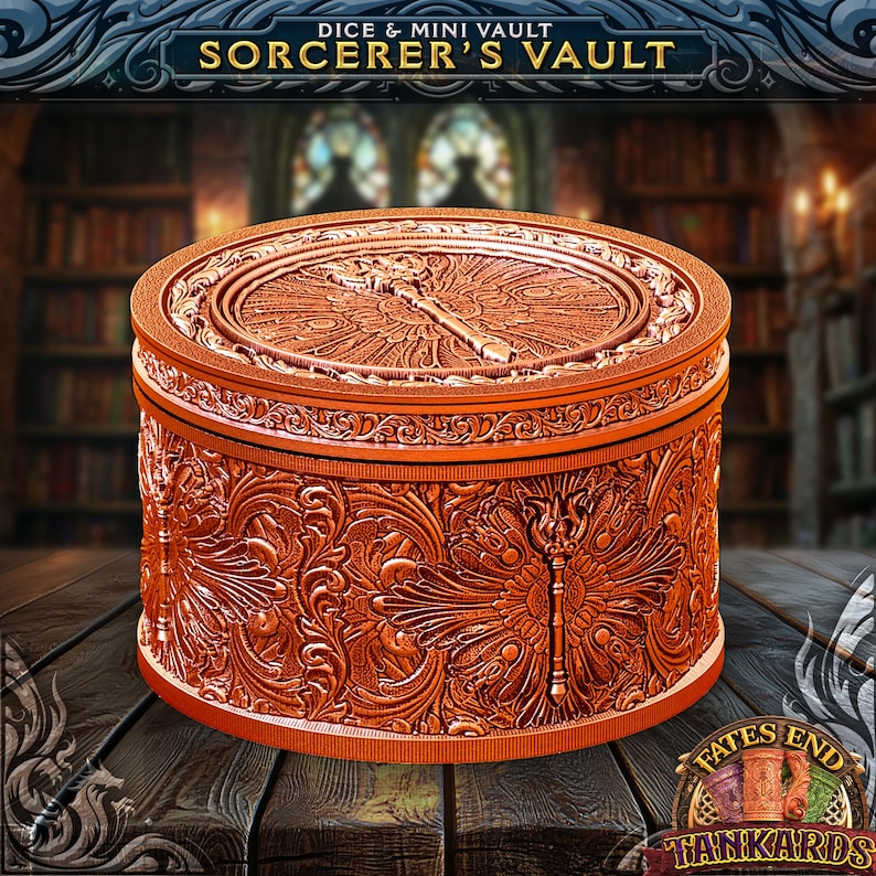 Pu&ograve; includere: Un forziere per dadi e mini Sorcerer's Vault di colore arancione. Il contenitore rotondo presenta intricati disegni floreali e di chiavi. La parte superiore del forziere ha un disegno a chiave. Il testo "SORCERER'S VAULT" &egrave; nella parte superiore dell'immagine.