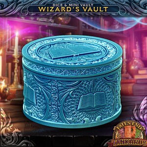 Pu&ograve; includere: Un contenitore cilindrico color turchese con intricati disegni in rilievo, tra cui libri aperti e motivi floreali. Il testo "WIZARD'S VAULT" &egrave; visualizzato in alto. Il contenitore &egrave; probabilmente per dadi o piccoli oggetti.