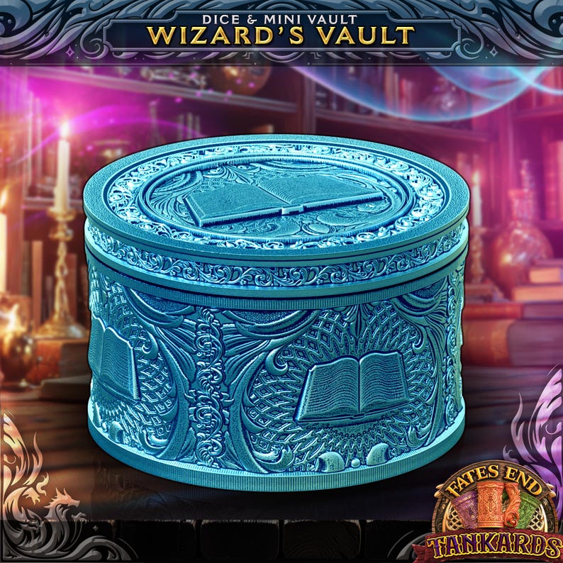 Pu&ograve; includere: Un contenitore cilindrico color turchese con intricati disegni in rilievo, tra cui libri aperti e motivi floreali. Il testo "WIZARD'S VAULT" &egrave; visualizzato in alto. Il contenitore &egrave; probabilmente per dadi o piccoli oggetti.