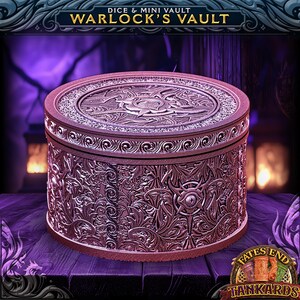 Pu&ograve; includere: Una scatola cilindrica dettagliata, color rosa, con intricati motivi floreali e geometrici. Il coperchio presenta un disegno centrale a forma di stella. Il testo "Dice & Mini Vault" e "Warlock's Vault" &egrave; visibile in alto. La scatola &egrave; per riporre dadi o piccoli oggetti.