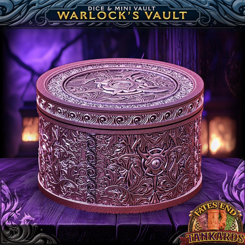 Pu&ograve; includere: Una scatola cilindrica dettagliata, color rosa, con intricati motivi floreali e geometrici. Il coperchio presenta un disegno centrale a forma di stella. Il testo "Dice & Mini Vault" e "Warlock's Vault" &egrave; visibile in alto. La scatola &egrave; per riporre dadi o piccoli oggetti.