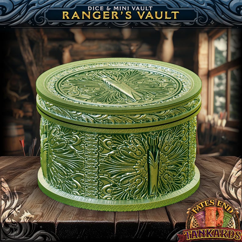 Pu&ograve; includere: Forziere verde per dadi e miniature, chiamato "Ranger's Vault". Il coperchio rotondo presenta un motivo in rilievo con una freccia centrale. I lati presentano motivi intricati. Il testo "Ranger's Vault" &egrave; visualizzato in alto.