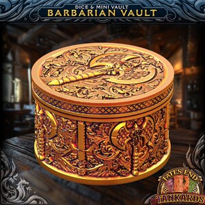 Pu&ograve; includere: Un contenitore rotondo color oro con la scritta "DICE & MINI VAULT BARBARIAN VAULT" in alto. Il contenitore presenta intagli intricati di asce e motivi decorativi. Il prodotto &egrave; etichettato "FATES END TANKARDS".