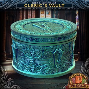 Pu&ograve; includere: Un forziere per dadi e mini Cleric's Vault di colore verde acqua con dettagli in rilievo ornati. Il contenitore rotondo presenta un coperchio con un design stilizzato e il testo "Cleric's Vault". La base ha un motivo decorativo e il logo Fates End Tankards.