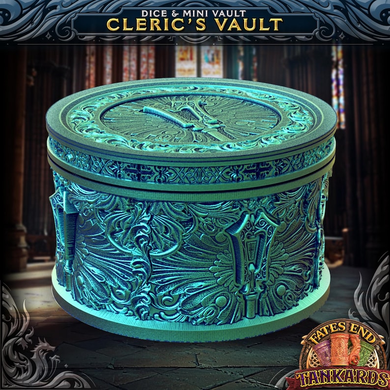 Pu&ograve; includere: Un forziere per dadi e mini Cleric's Vault di colore verde acqua con dettagli in rilievo ornati. Il contenitore rotondo presenta un coperchio con un design stilizzato e il testo "Cleric's Vault". La base ha un motivo decorativo e il logo Fates End Tankards.
